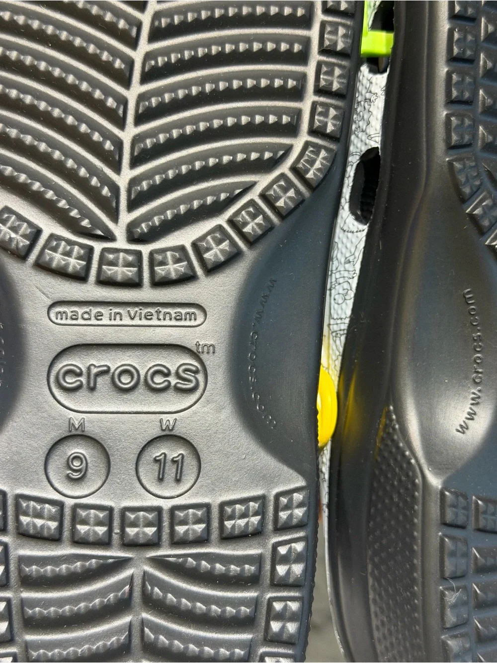 CROCS Clogs with Yellow Straps and Colorful Charms mens 9 women’s 11